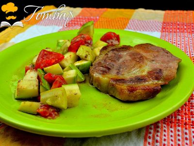 Свински пържоли на фурна с тиквички и домати