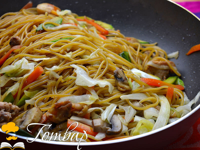Китайски спагети със зеленчуци и пилешко